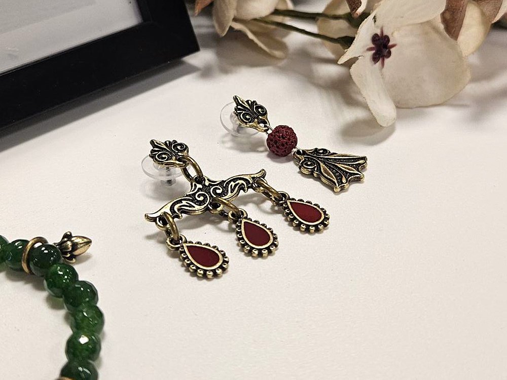 For the first time, TierraCast pieces feature enamel accents!