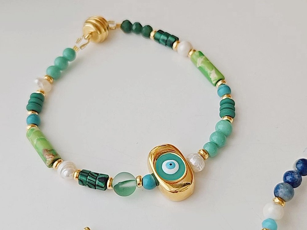 Bracelet with eye bead