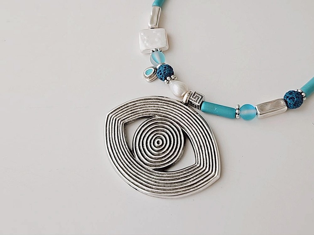 Necklace with eye