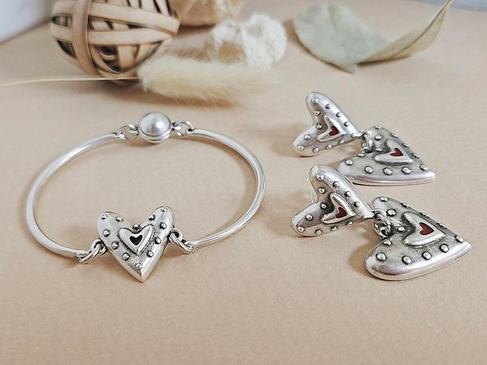 Ethnic-inspired heart component