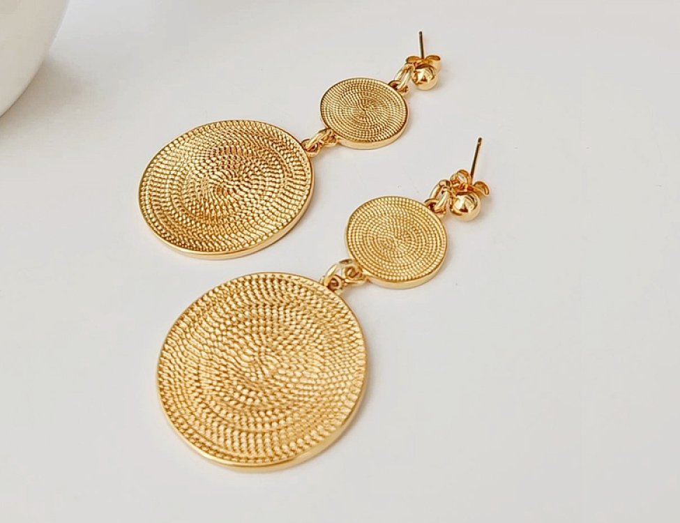 Disk earring with straw texture