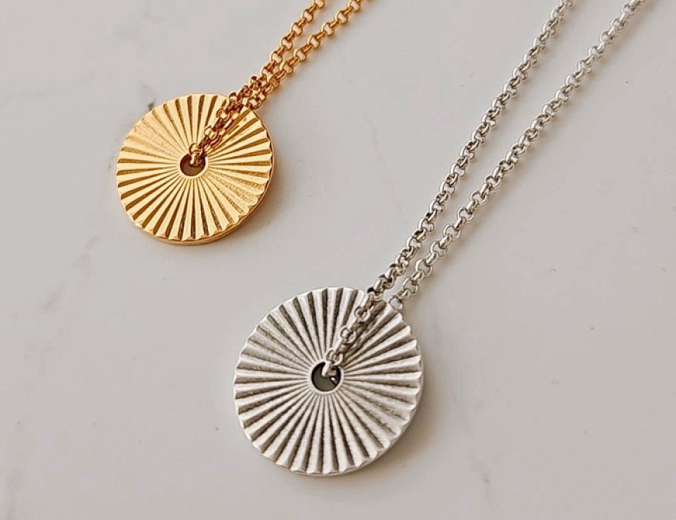Necklace with sliding disk
