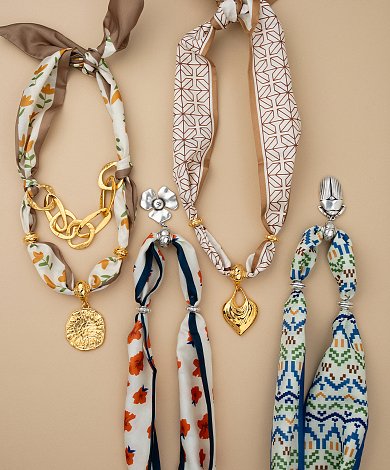 Assortiment de foulards avec chaînes, perles et composants métalliques en gros pour idées de bijoux foulard