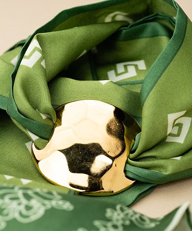Foulard vert noué avec composant cœur doré en gros pour bijoux foulard