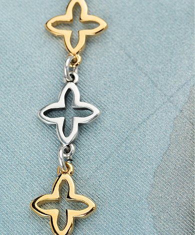 Gros plan sur maillons croix bicolores en gros pour chaînes et bracelets de bijoux contemporains