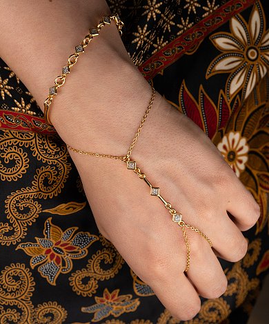 Bijou de main doré avec chaîne fine, petits charms et connecteurs en gros pour création de hand chains
