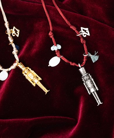 Bijoux navideños al por mayor con cascanueces, estrellas y charms metálicos para colecciones festivas