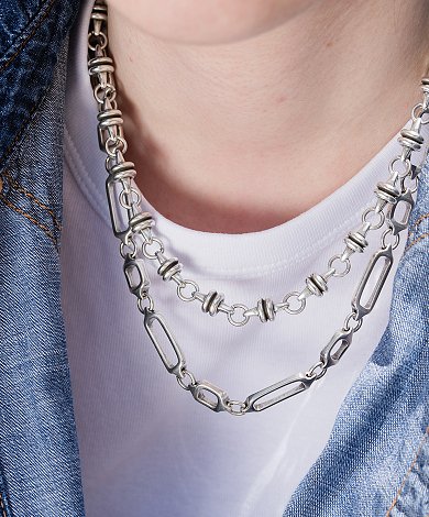 Ασημί layered κολιέ με chain links χονδρικής και μεταλλικά στοιχεία για σύγχρονα σχέδια κοσμημάτων