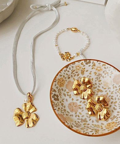 Gold plated floral zamak components on necklace bracelet and earrings set, B2B wholesale jewelry for elegant collections